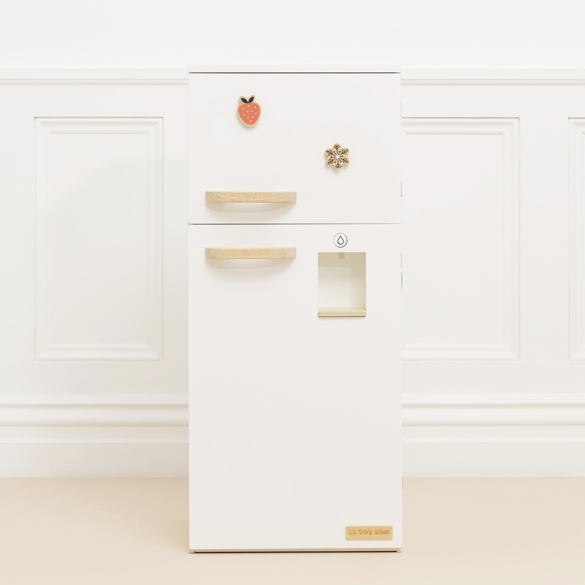 TV348-kitchen-freestanding-role-play-fridge-freezer-with-background